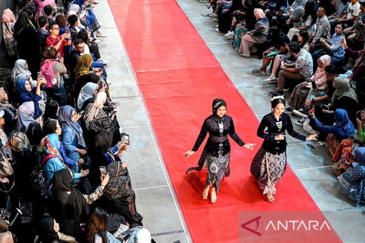 Menengok peragaan busana "Swarna Biru" di Museum Nasional Jakarta