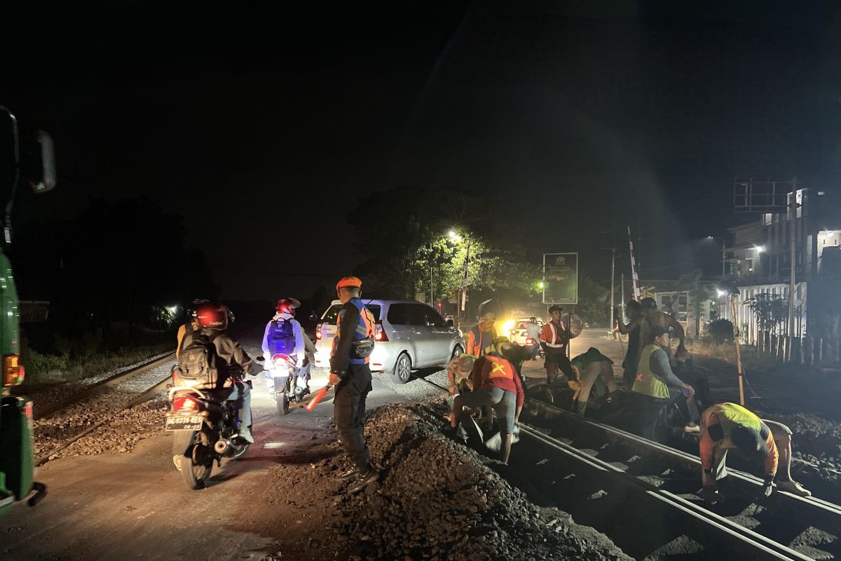 Daop 7 Madiun perbaiki geometri perlintasan tiga kabupaten