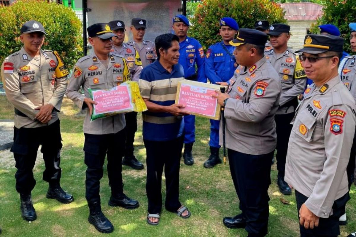Polres Natuna beri 700 paket sembako kepada warga sambut hari bhayangkara