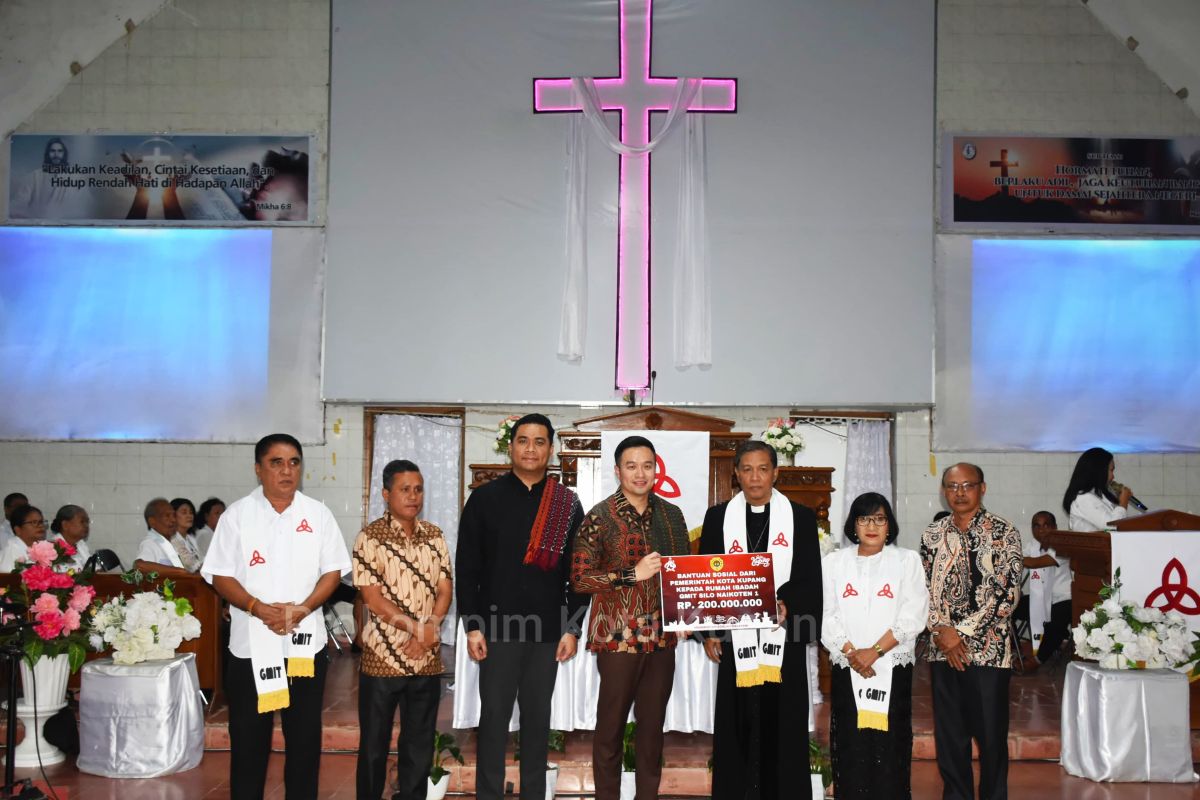 Wali Kota Kupang menyerahkan bantuan Rp200 juta bagi GMIT Silo Naikoten 1