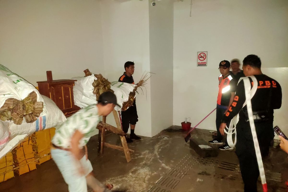 Pemkab Jembrana minta kontraktor tanggulangi banjir di Pasar Negara