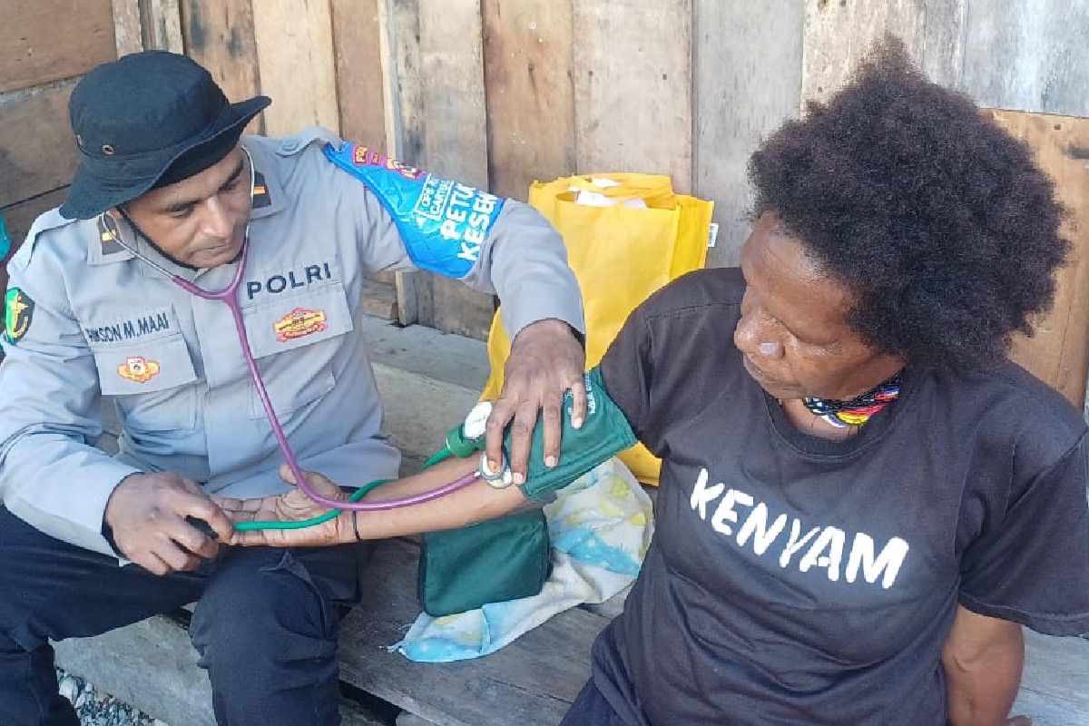 Satgas Rasaka Cartenz Polres Nduga periksa kesehatan warga Kenyam