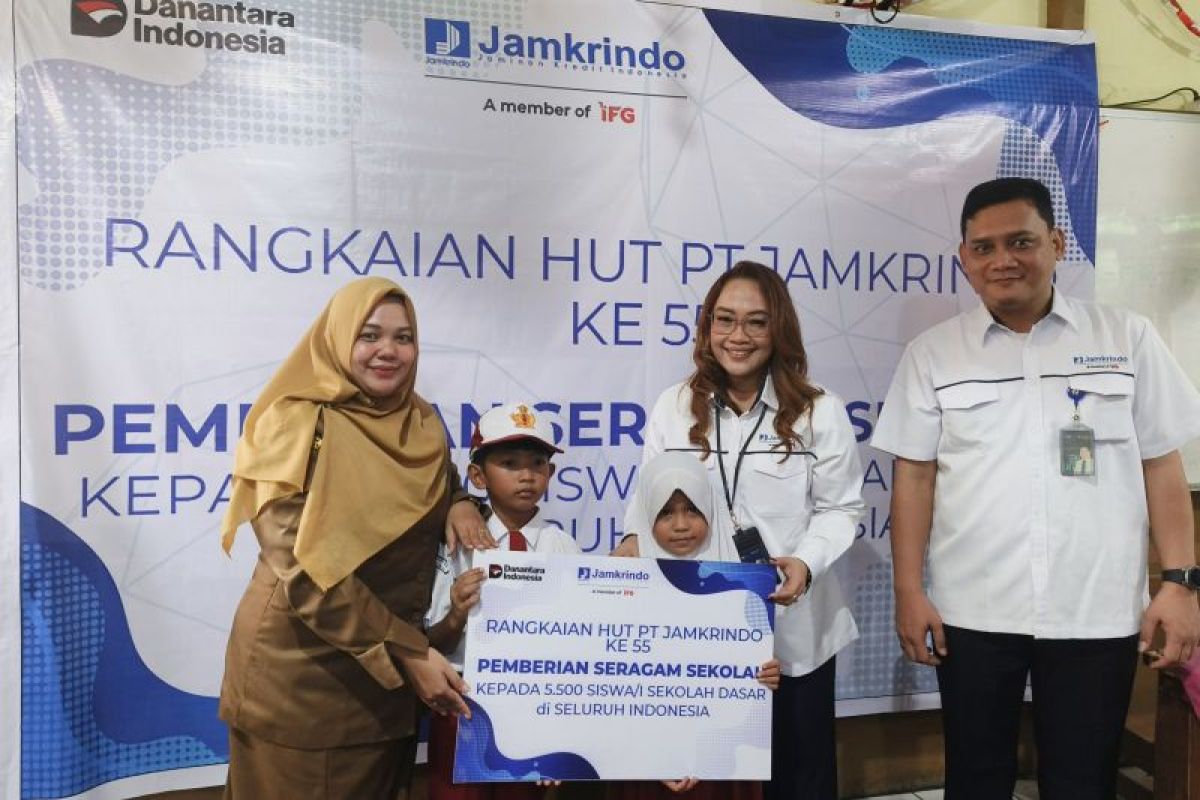 Jamkrindo bagikan seragam sekolah untuk 100 siswa SDN 03 Pontianak Timur