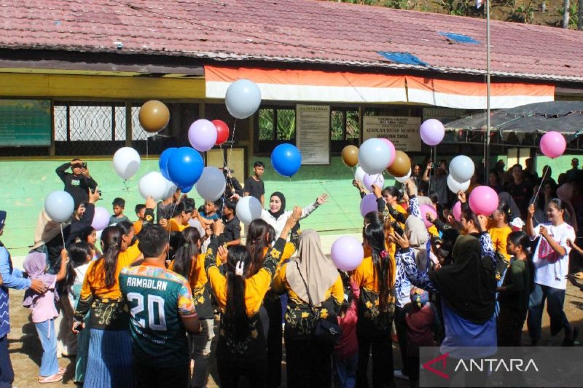 Mama Deden beri storytelling inspiratif ke anak-anak Dayak Meratus Patikalain HST