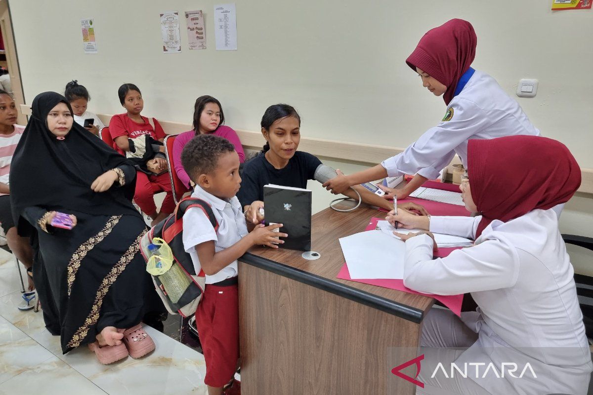 Ratusan warga Manokwari manfaatkan pemeriksaan kesehatan gratis