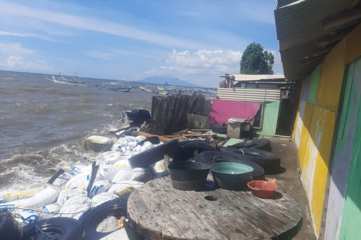 Rumah warga pesisir Situbondo rusak diterjang gelombang pasang
