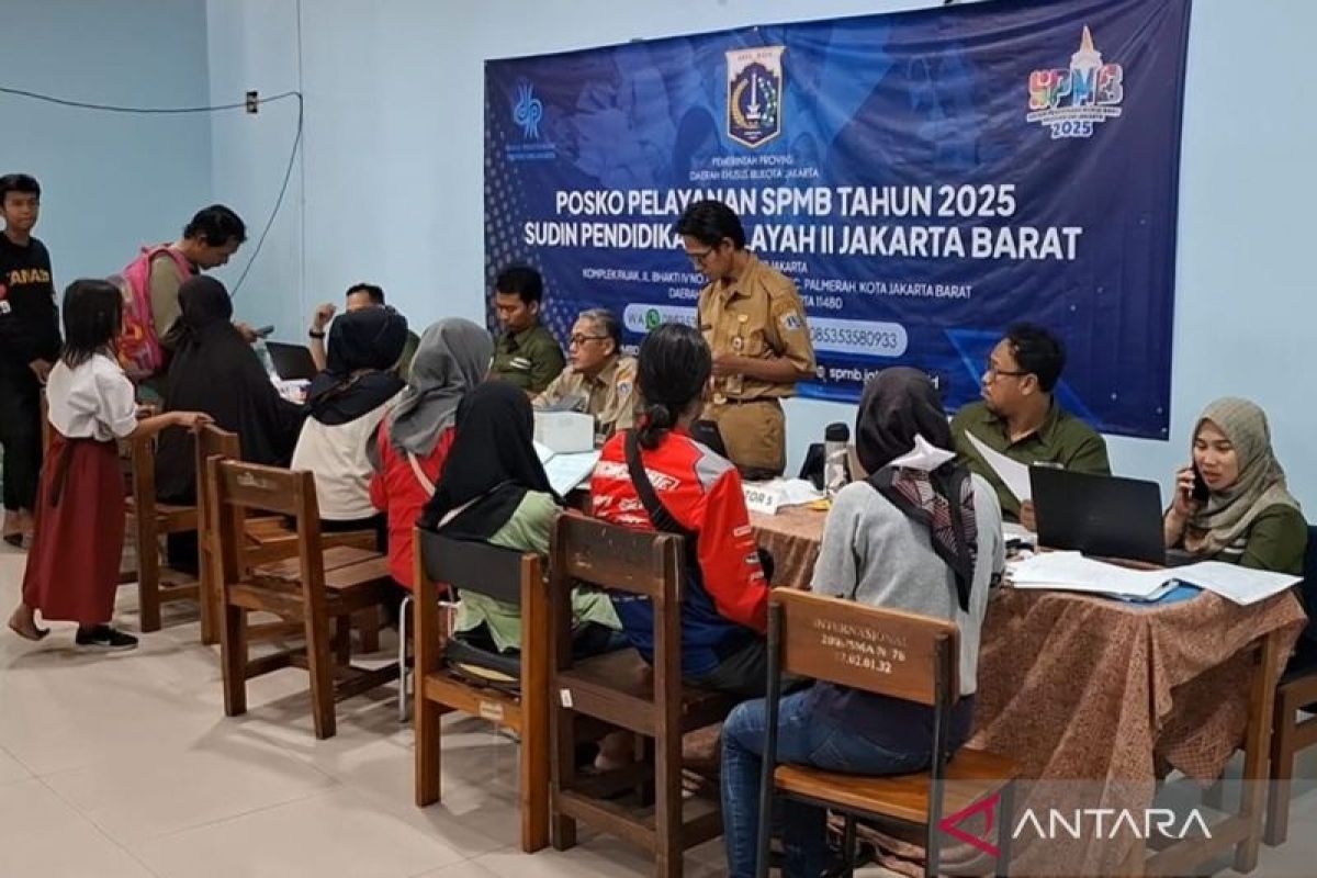 Ratusan orang tua murid banjiri posko pengaduan penerimaan siswa baru SMA 78