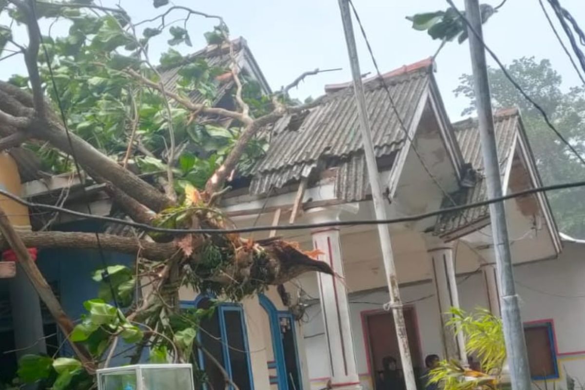 Belasan rumah di Pulau Sabira rusak diterjang angin kencang