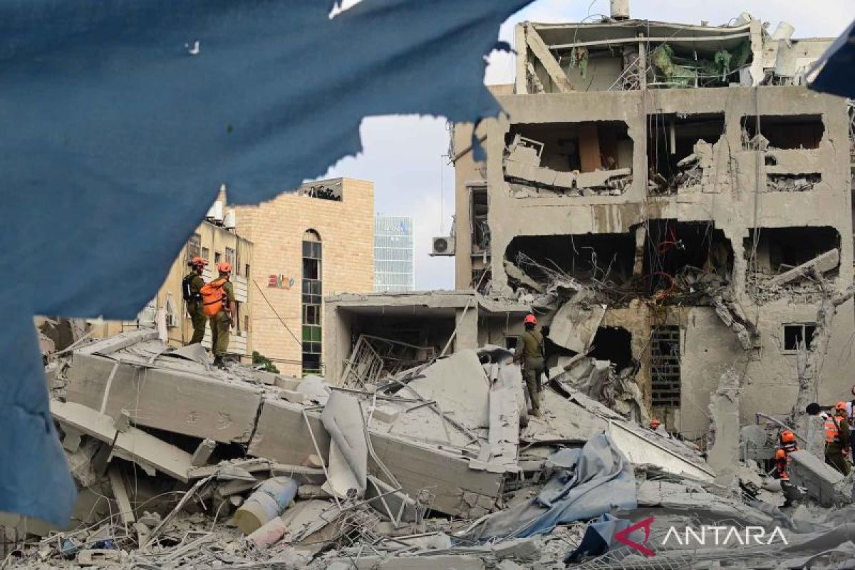 Stasiun TV nasional Iran dihantam rudal Israel saat siaran langsung