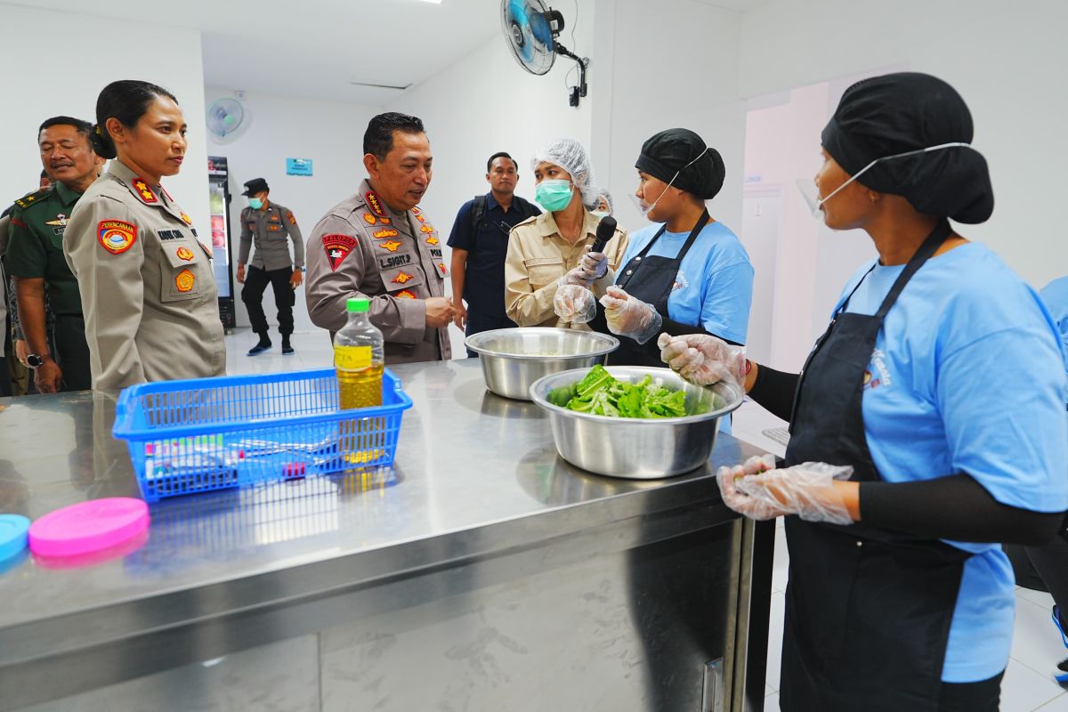 Indonesian police target 200 kitchens for free meals program