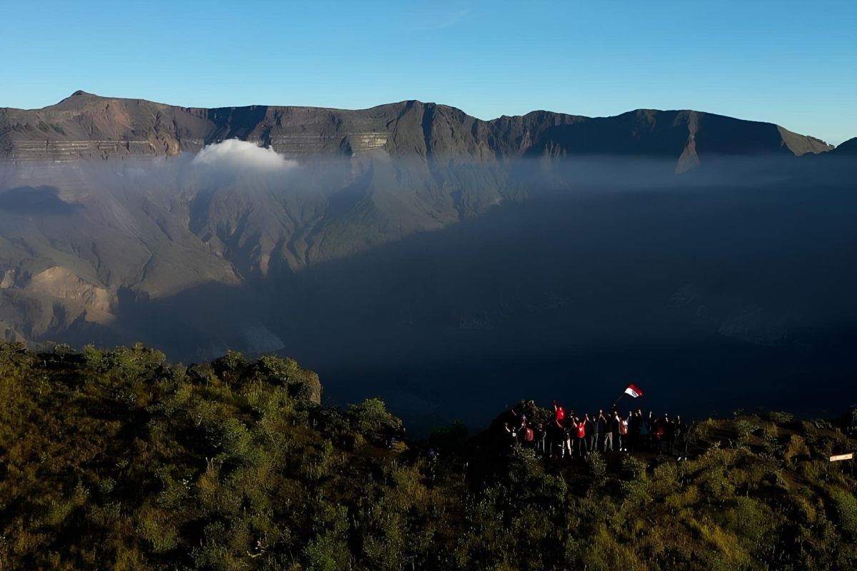 Menaklukkan Tambora: Jejak di gunung yang pernah mengubah Dunia