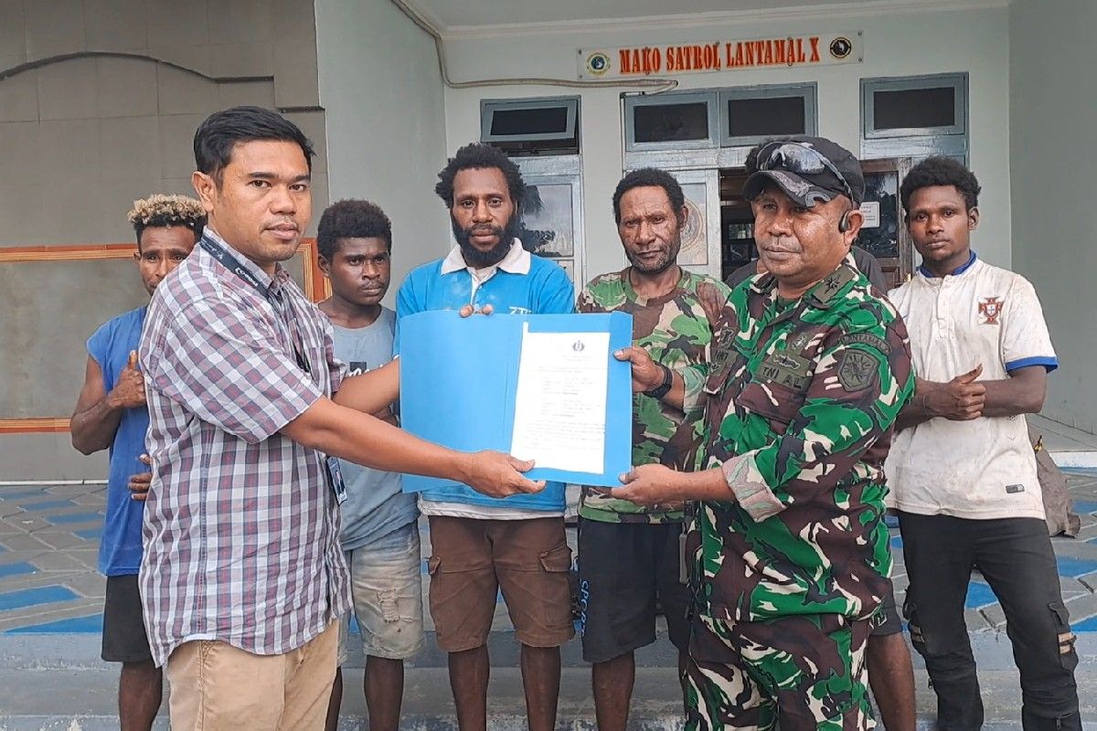 TNI AL Jayapura serahkan enam WNA PNG ke Imigrasi