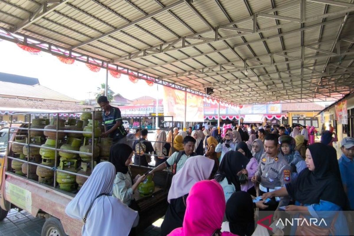 Ratusan warga antusias beli LPG 3 kilogram Pasar Murah Polres HST