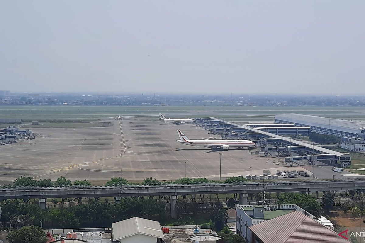 Penumpang dan kru pesawat Saudia Airlines dievakuasi