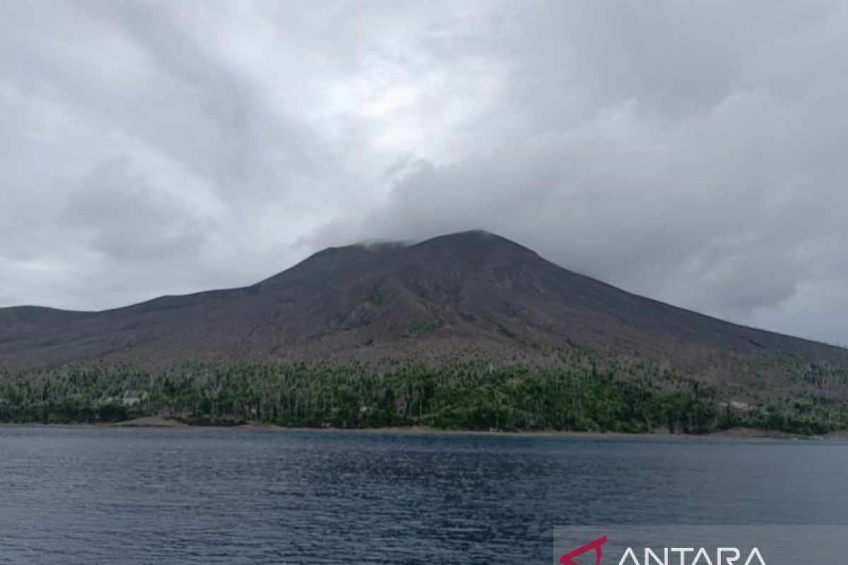 Badan Geologi minta warga jangan beraktivitas di radius bahaya Gunung Ruang