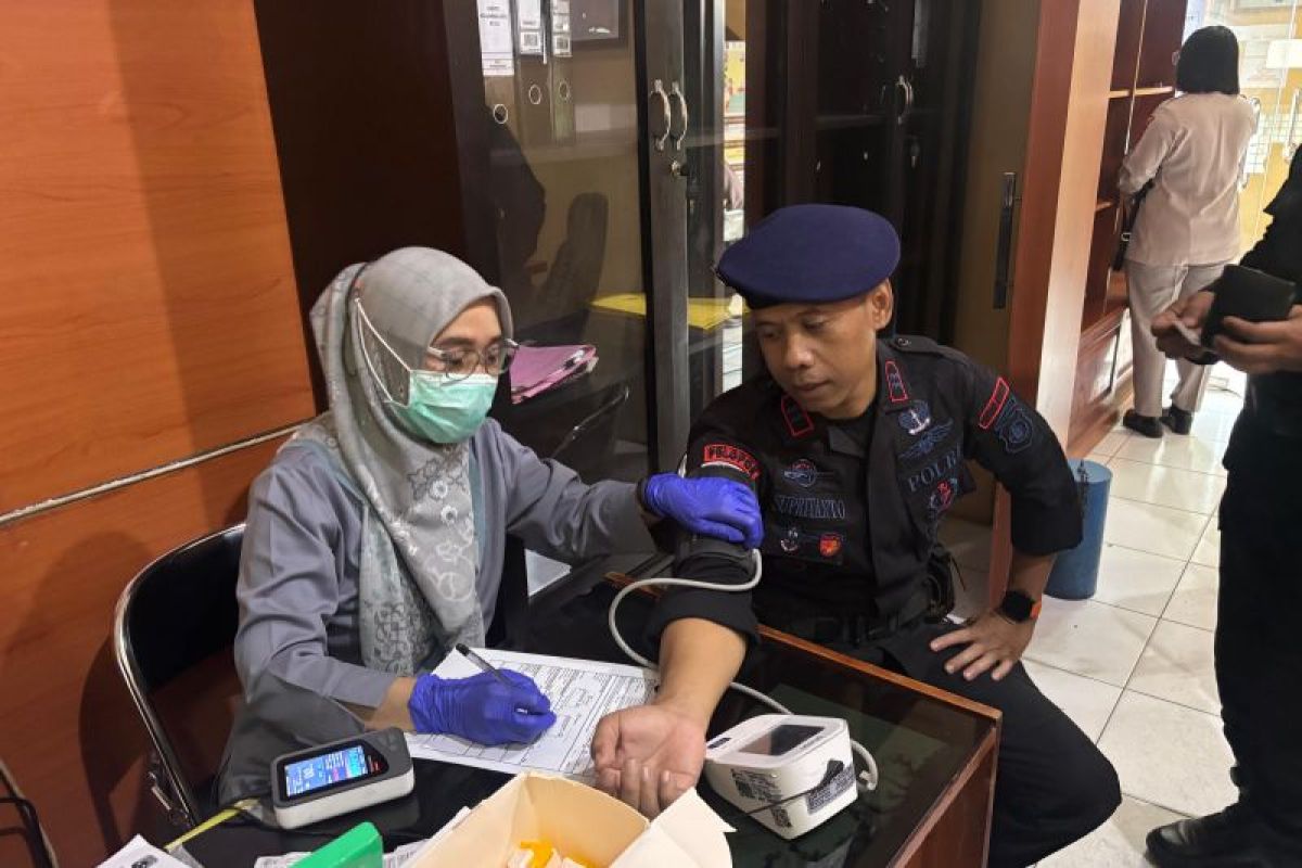 Personel Satbrimob Polda Kaltara Ikuti Bakti Kesehatan Donor Darah Dalam Rangka Menyambut Hari Bhayangkara Ke-79