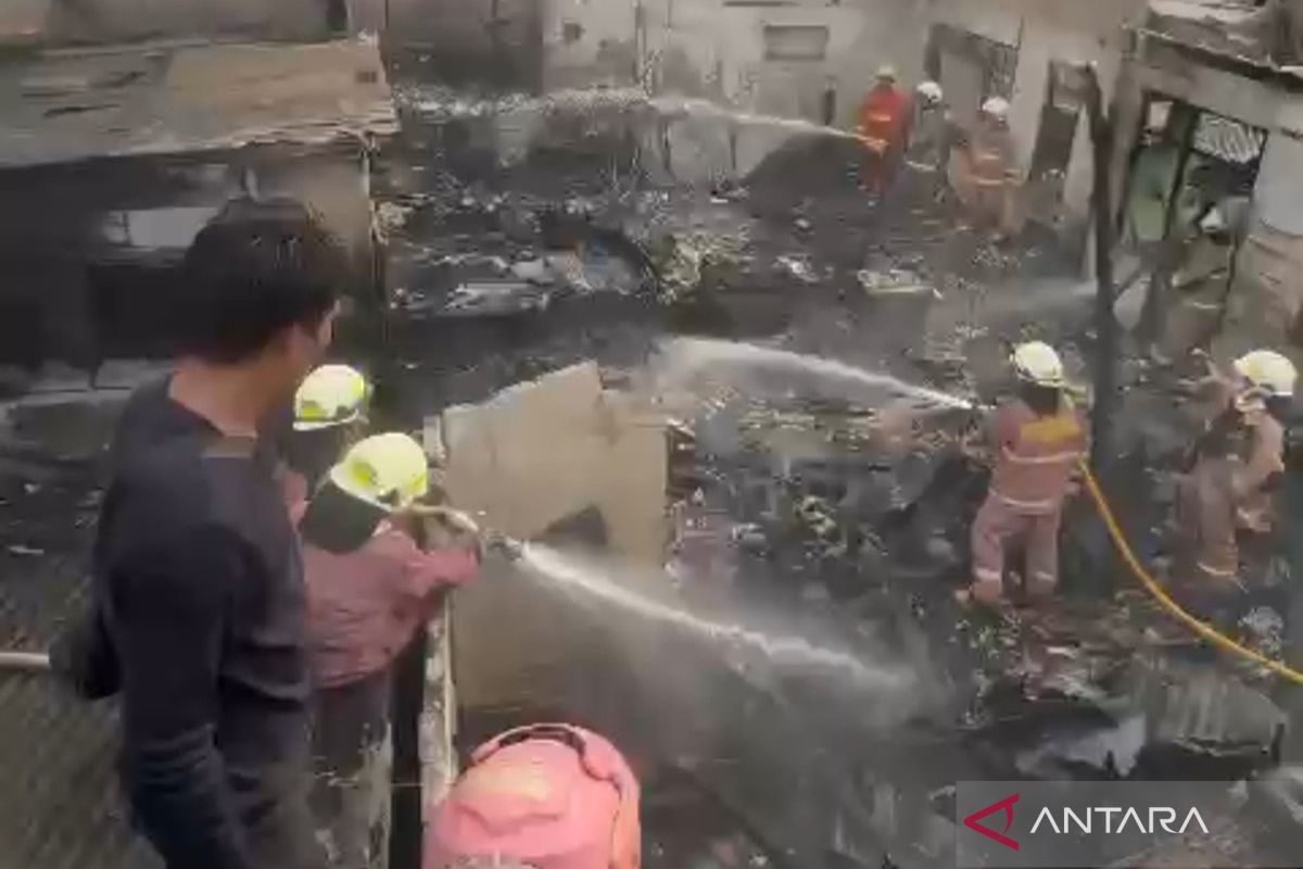 Seorang pria terluka parah saat bantu padamkan kebakaran rumah tinggal di Palmerah