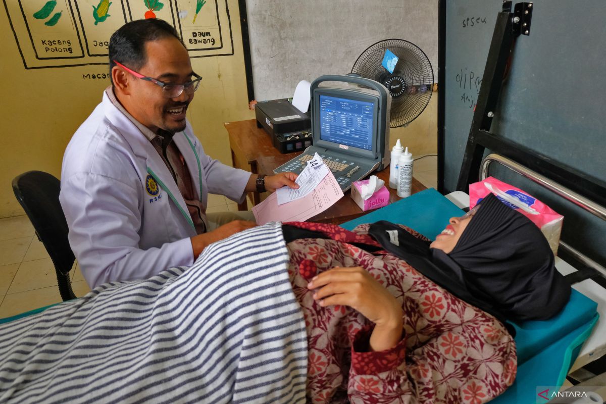 Indonesian minister pushes reform to tackle specialist doctor shortage