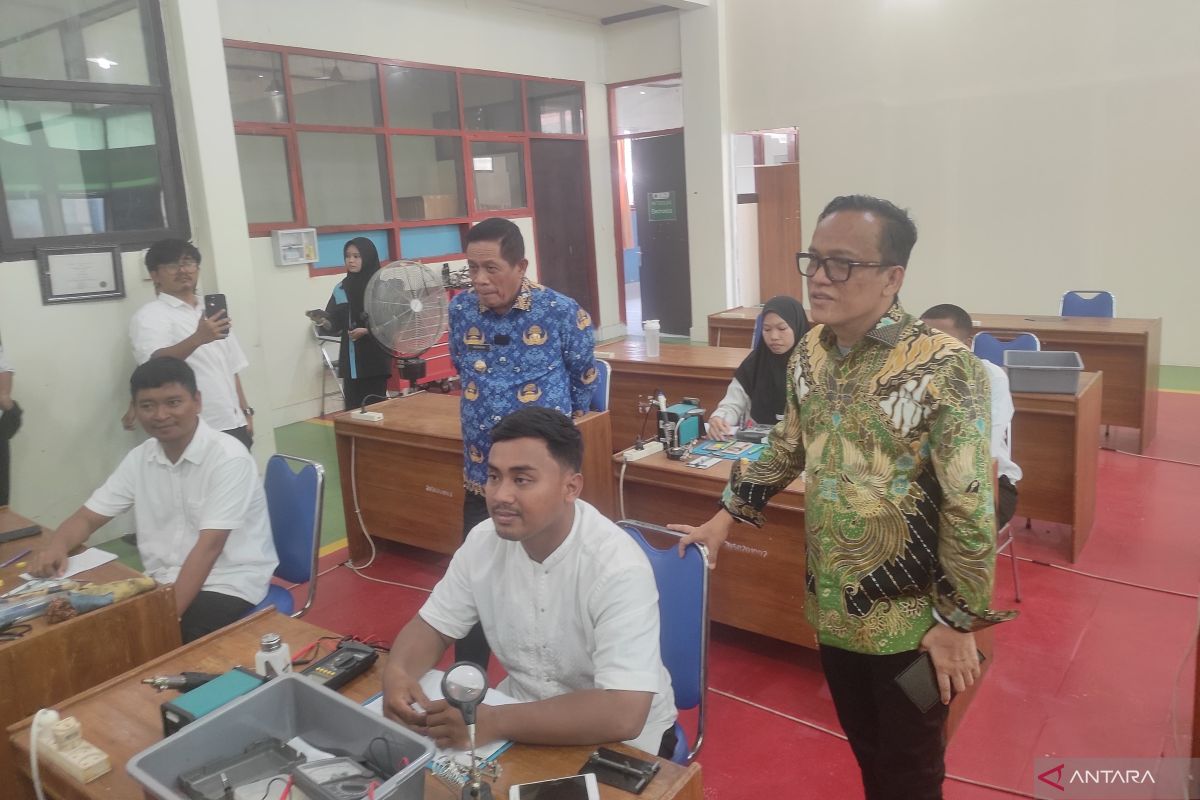 Wamenaker minta BPVP Kendari beri pelatihan warga pelatihan mengelas