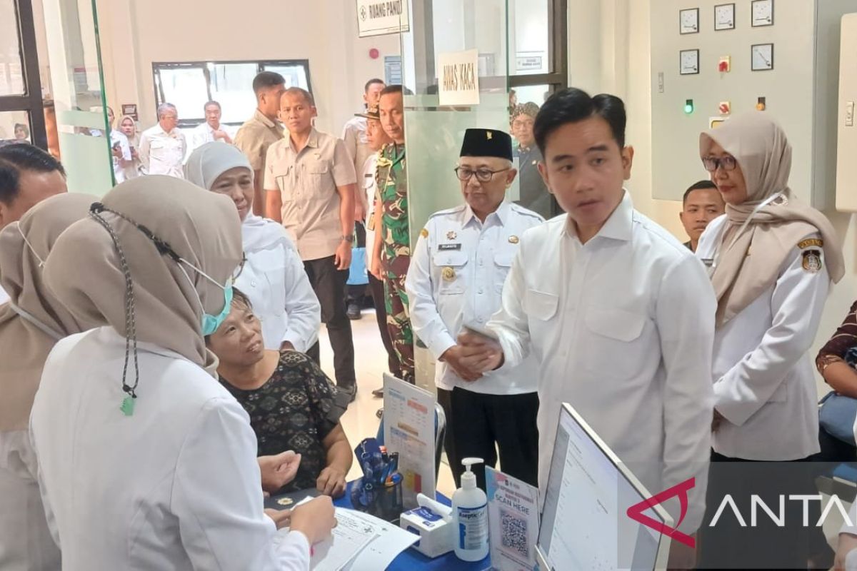 Gibran tinjau layanan Cek Kesehatan Gratis di Blitar