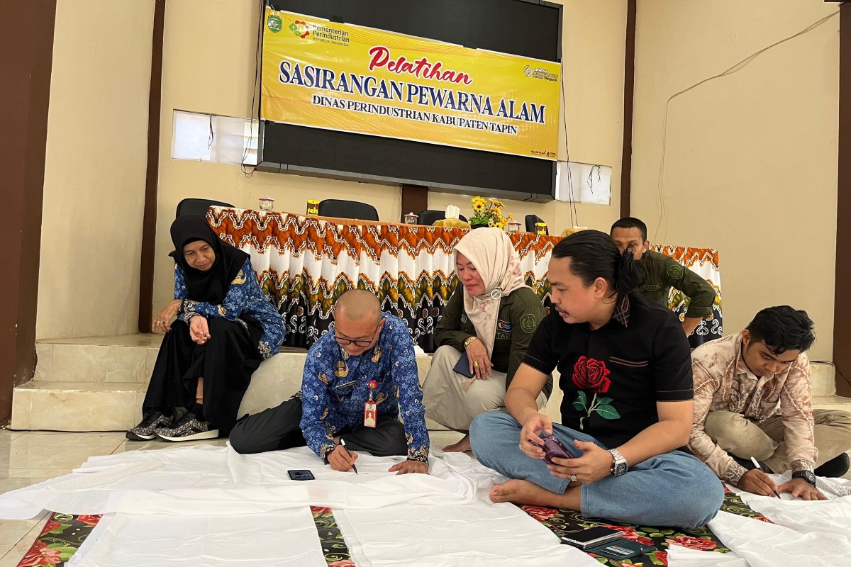 Pemkab Tapin latih warga produksi Sasirangan gunakan pewarna alami