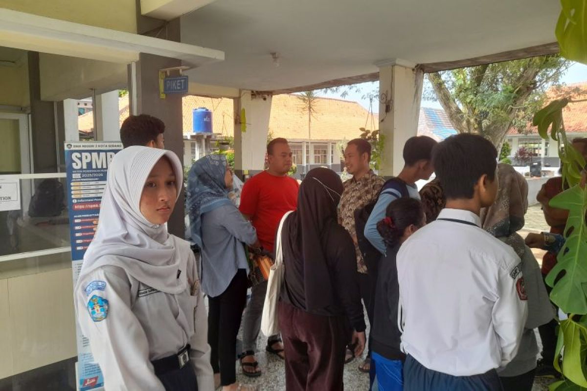 Sejumlah orang tua siswa di Kota Serang keluhkan SPMB, datangi sekolah