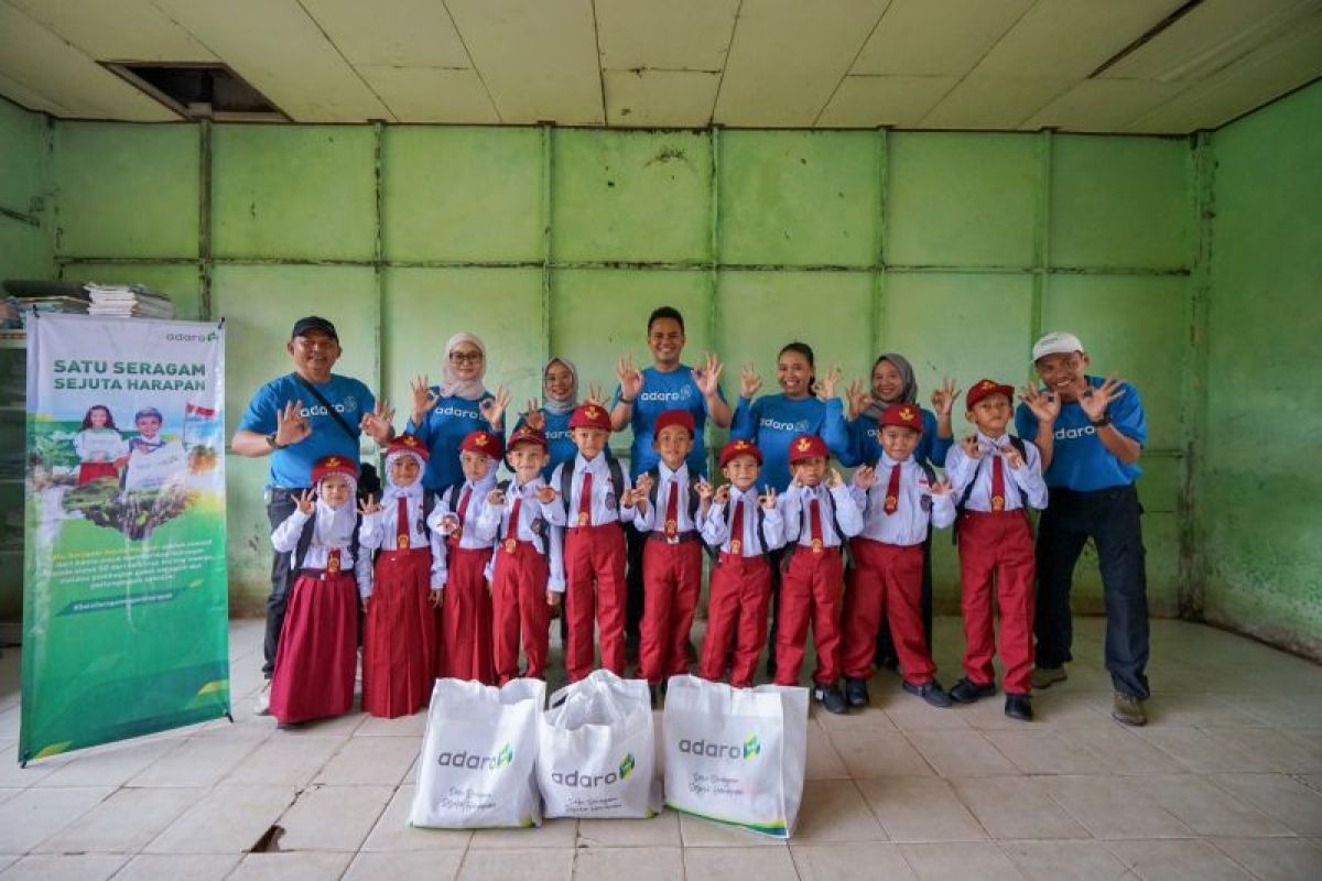YABN, Adaro distribute school uniforms in HSU's remote