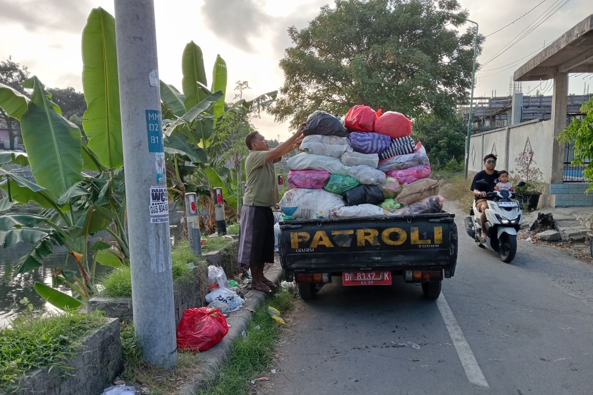 Layanan TPS mobile diterapkan di pasar tradisional Mataram