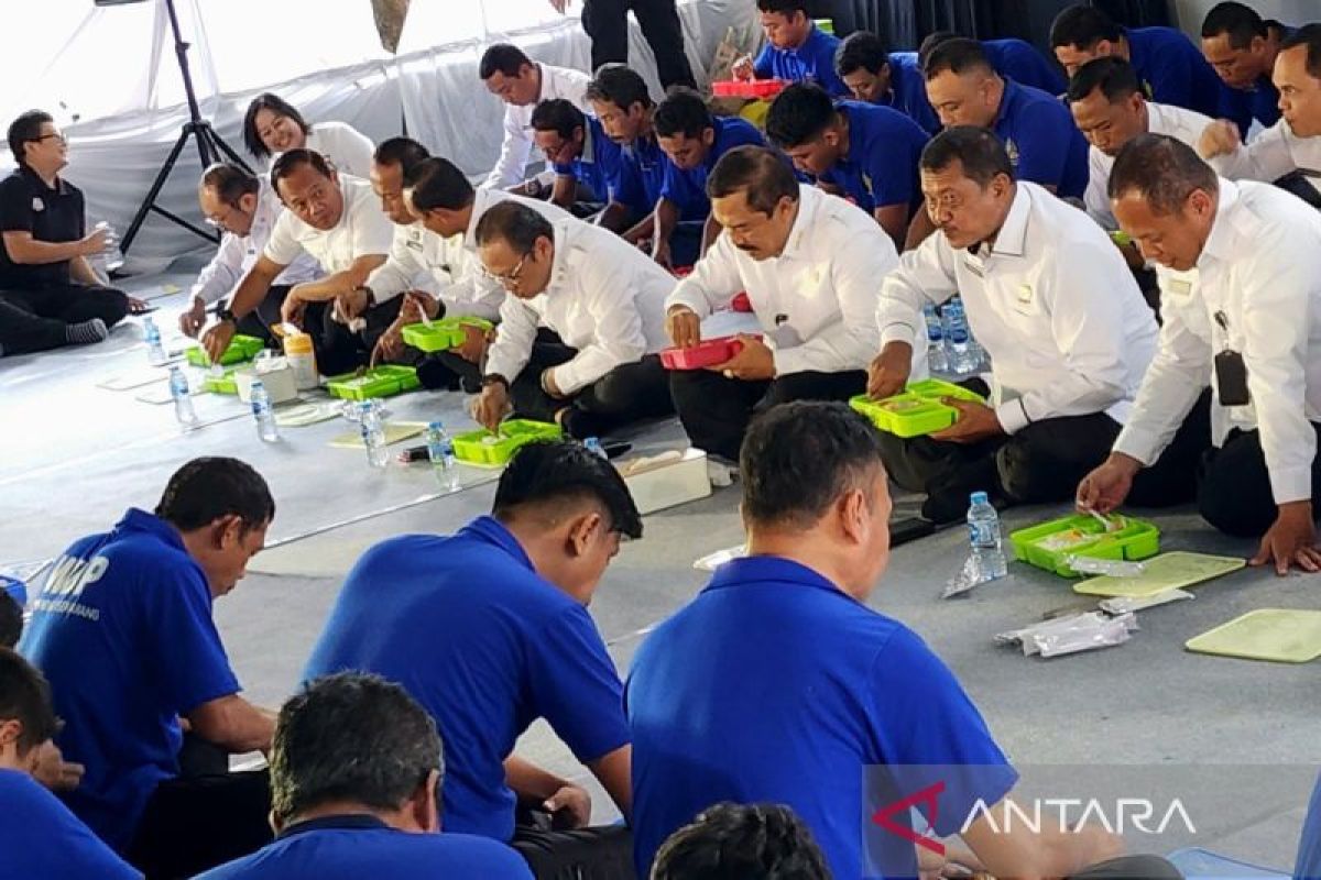 Menteri Agus Indrianto makan siang bersama napi Lapas Semarang