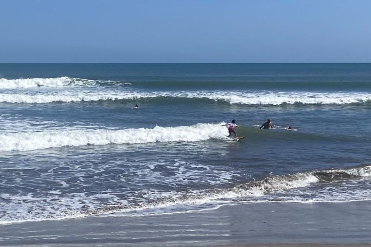 Seratusan peselancar berkompetisi buat rawat ciri khas Pantai Kuta