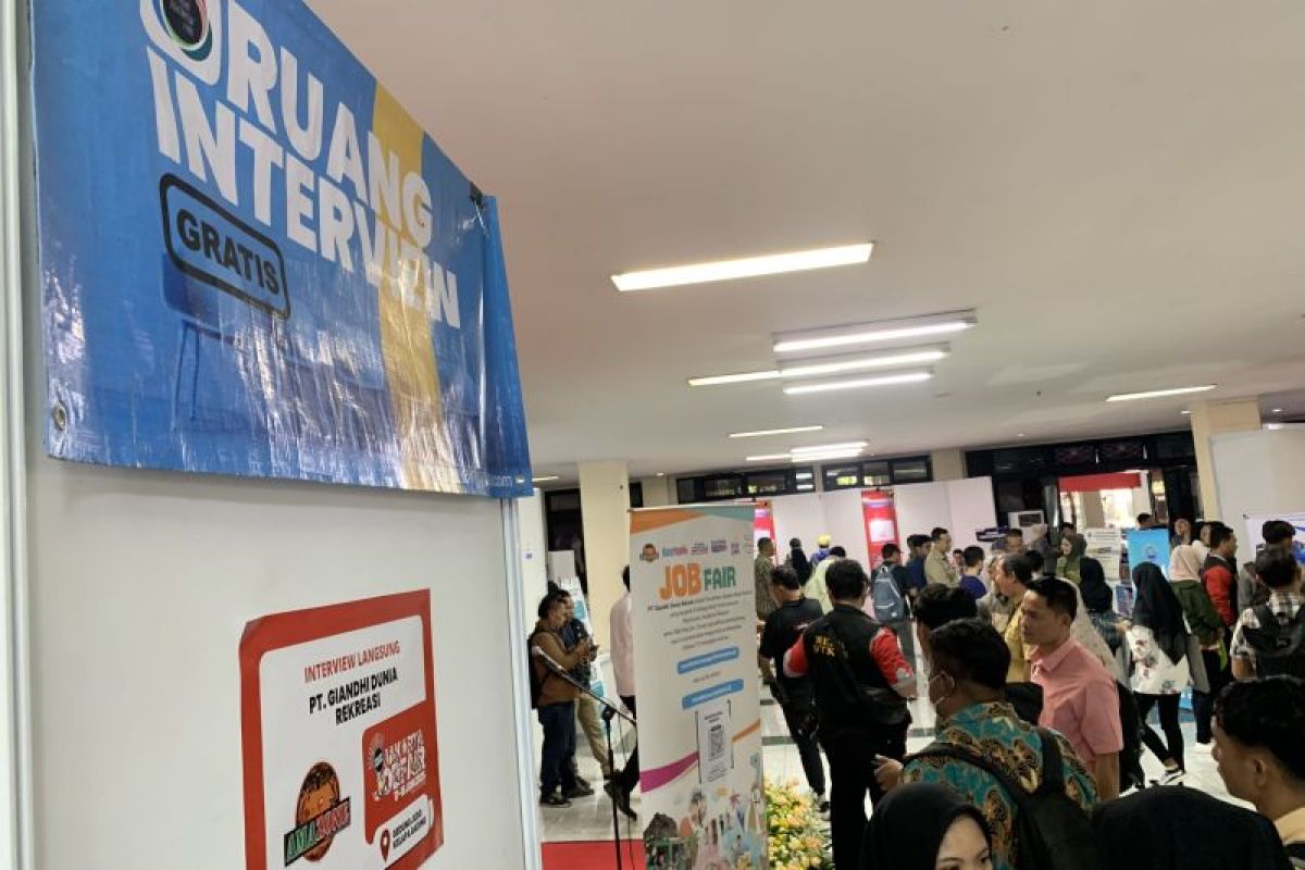Ribuan pencari kerja datangi pameran bursa kerja di Jakut