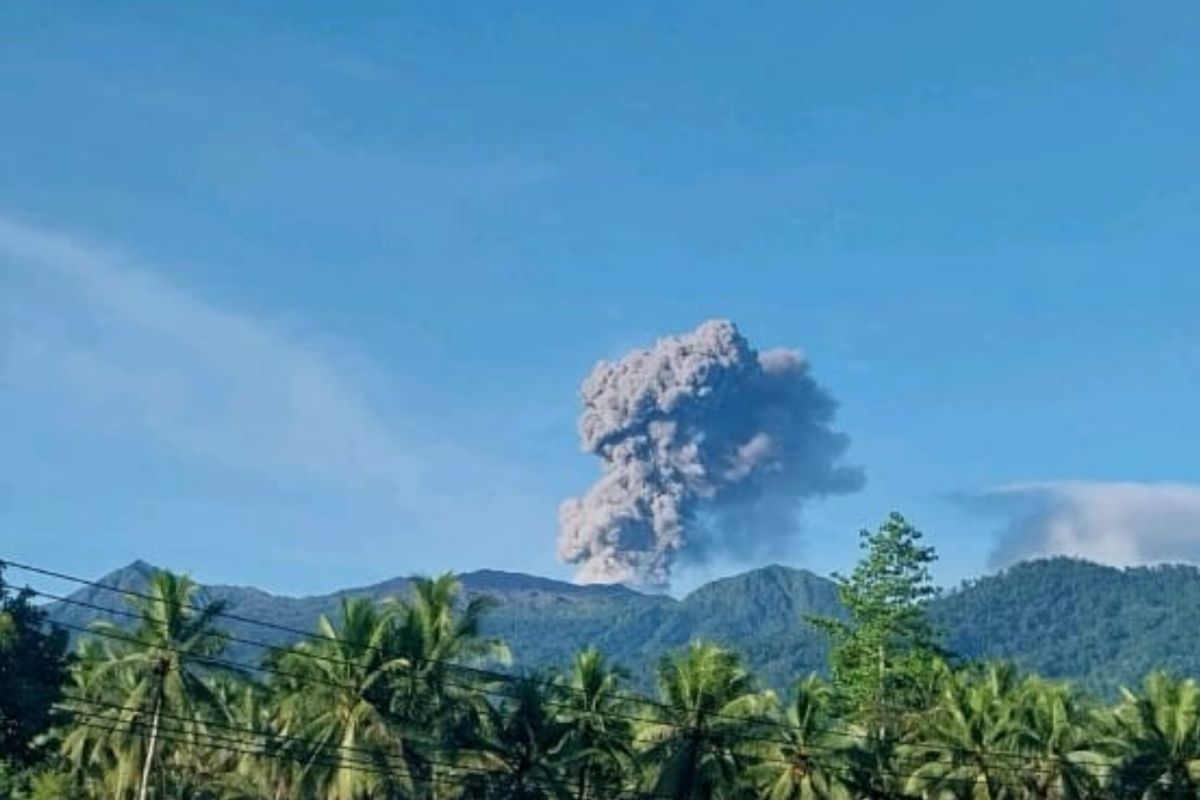 Dukono erupsi dengan abu vulkanik capai 1.200 meter dari puncak