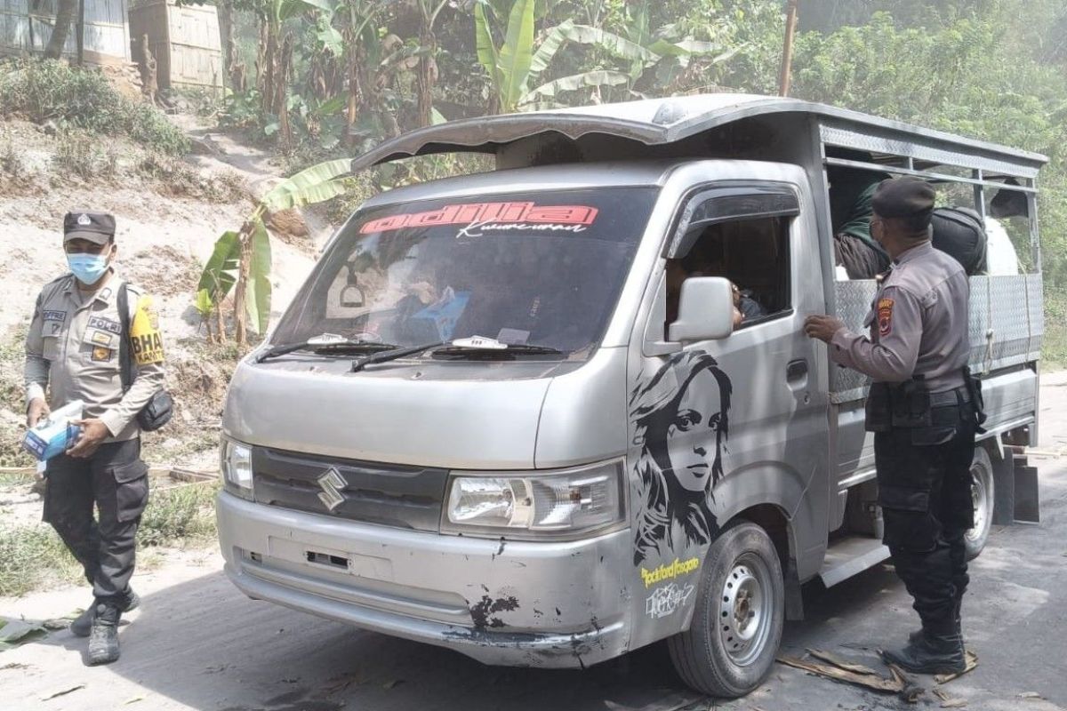 Polres berlakukan buka tutup jalur Maumere ke Larantuka dampak erupsi Lewotobi