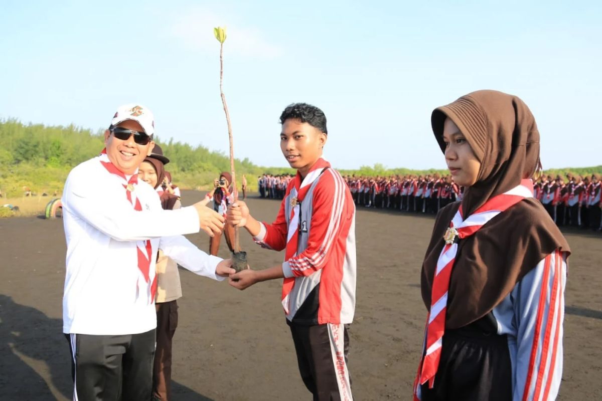 Hari Lingkungan Hidup Sedunia, pelajar Probolinggo tanam 1.000 bibit mangrove di Pantai Permata