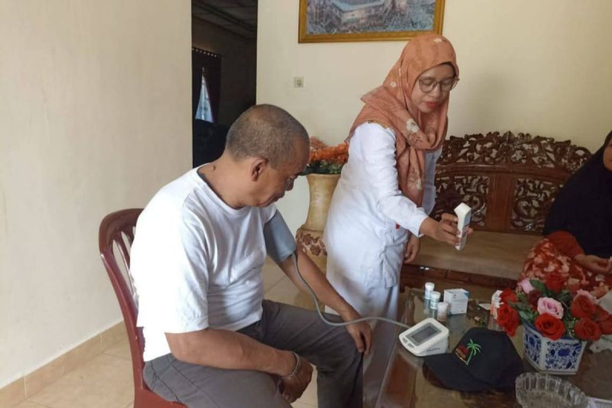 Dinkes Labura lakukan pemeriksaan kesehatan jamaah haji yang baru tiba