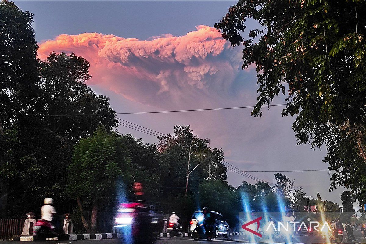 Gunung Lewotobi lima kali erupsi dalam enam jam