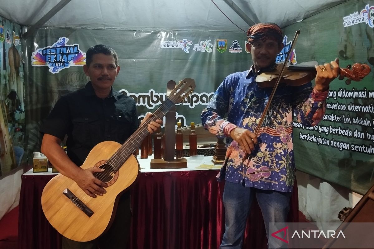 Warga Kudus berhasil membuat kerajinan gitar dari bahan bambu