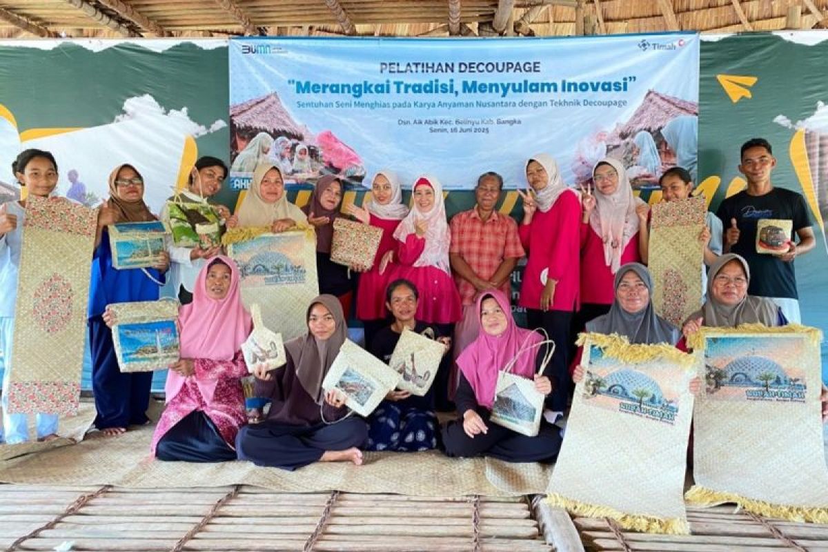 PT Timah latih warga Suku Adat Mapur kembangkan kerajinan lokal