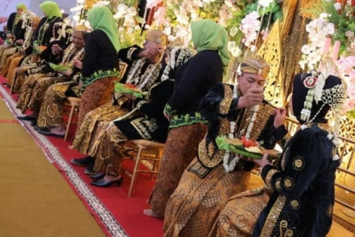 Siapa pengganti wali nikah jika ayah non-muslim? Ini penjelasannya