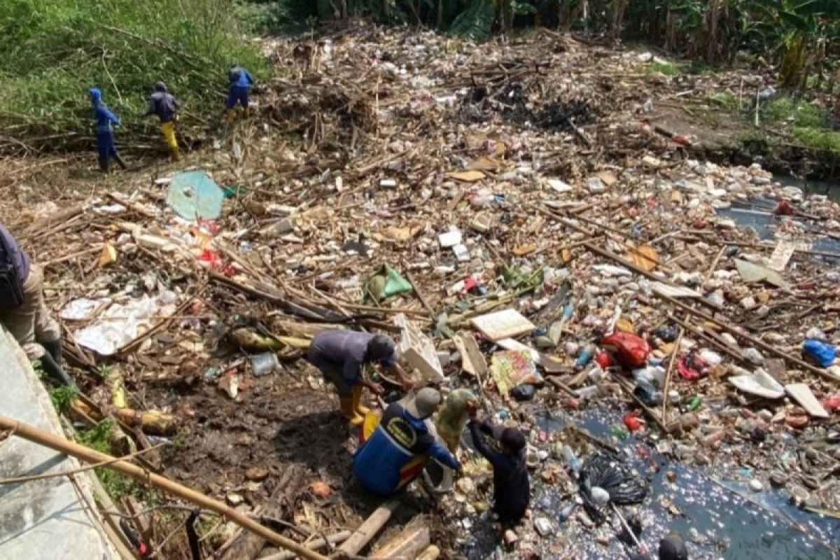 Atasi banjir di Ciledug, Dinas PUPR Tangerang normalisasi Kali Wetan