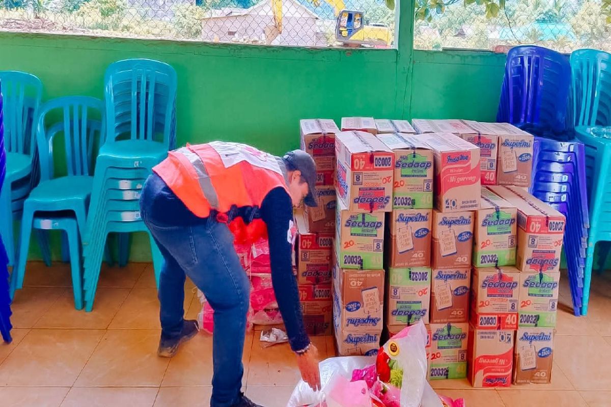 PMI Kabupaten Morowali Utara salurkan 42 paket bantuan bencana di Soyo Jaya