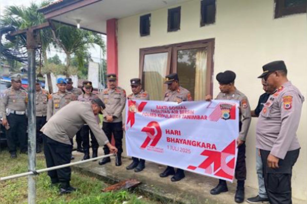 Peduli masalah sosial, Polres Tanimbar salurkan air bersih untuk warga Desa Alusi