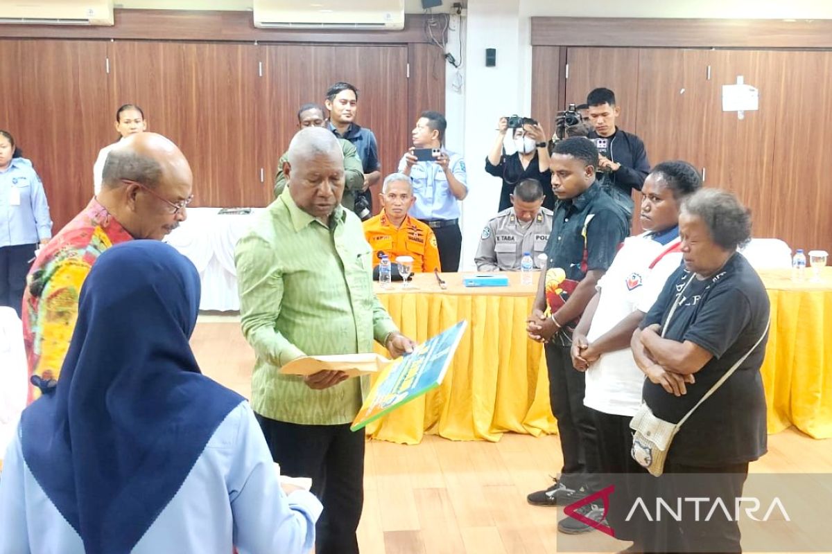 Pemprov Papua Barat santuni keluarga korban banjir Pegaf