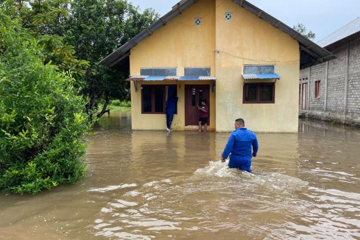 Polairud Polda Malut bantu warga yang terendam banjir di Halbar