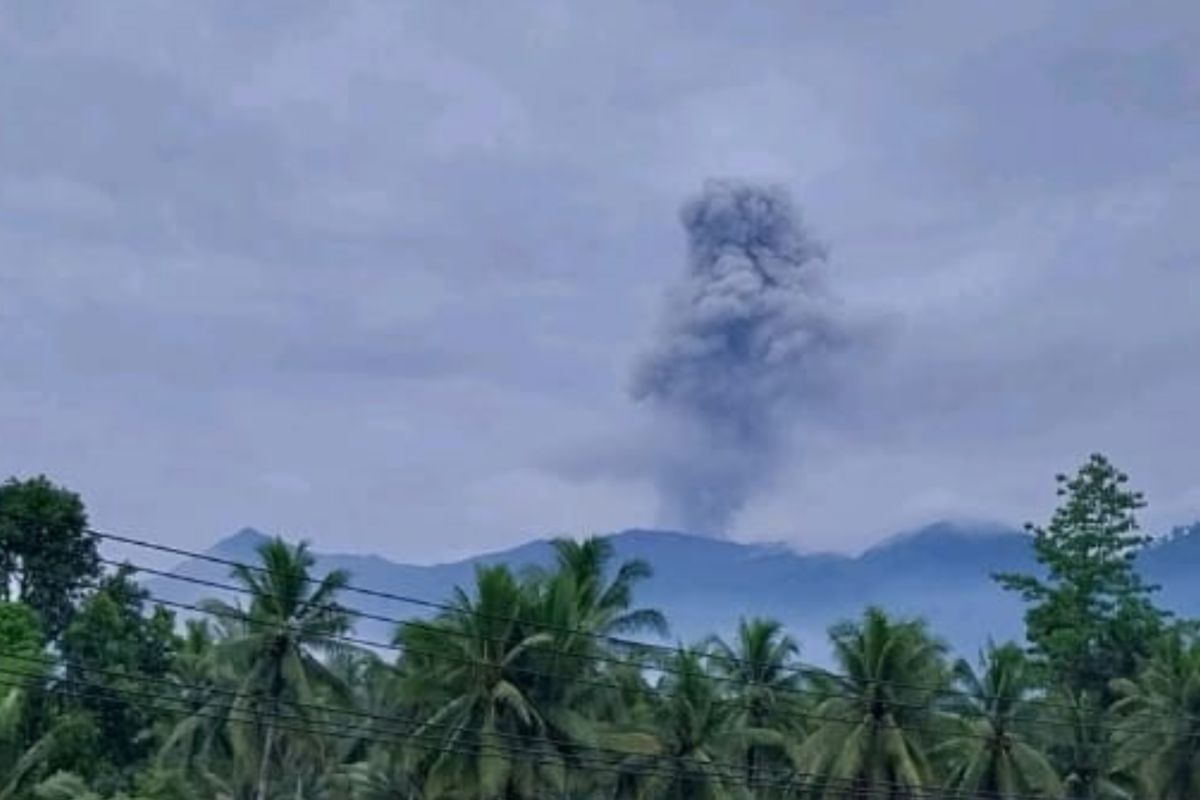 Gunung Dukono  erupsi semburkan abu vulkanik setinggi 1.550 meter