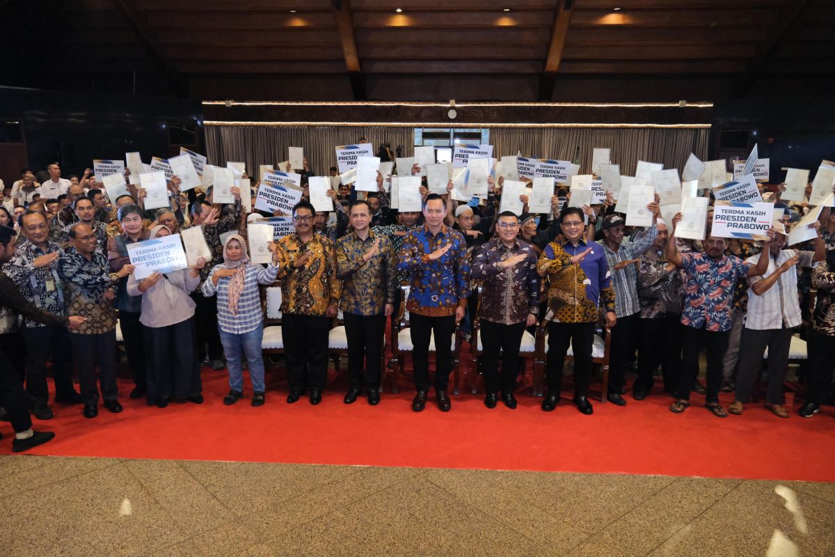 Pemerintah serahkan 1.120 sertifikat tanah untuk transmigran di Sukabumi, Wamen Ossy: Ini Pengakuan Negara
