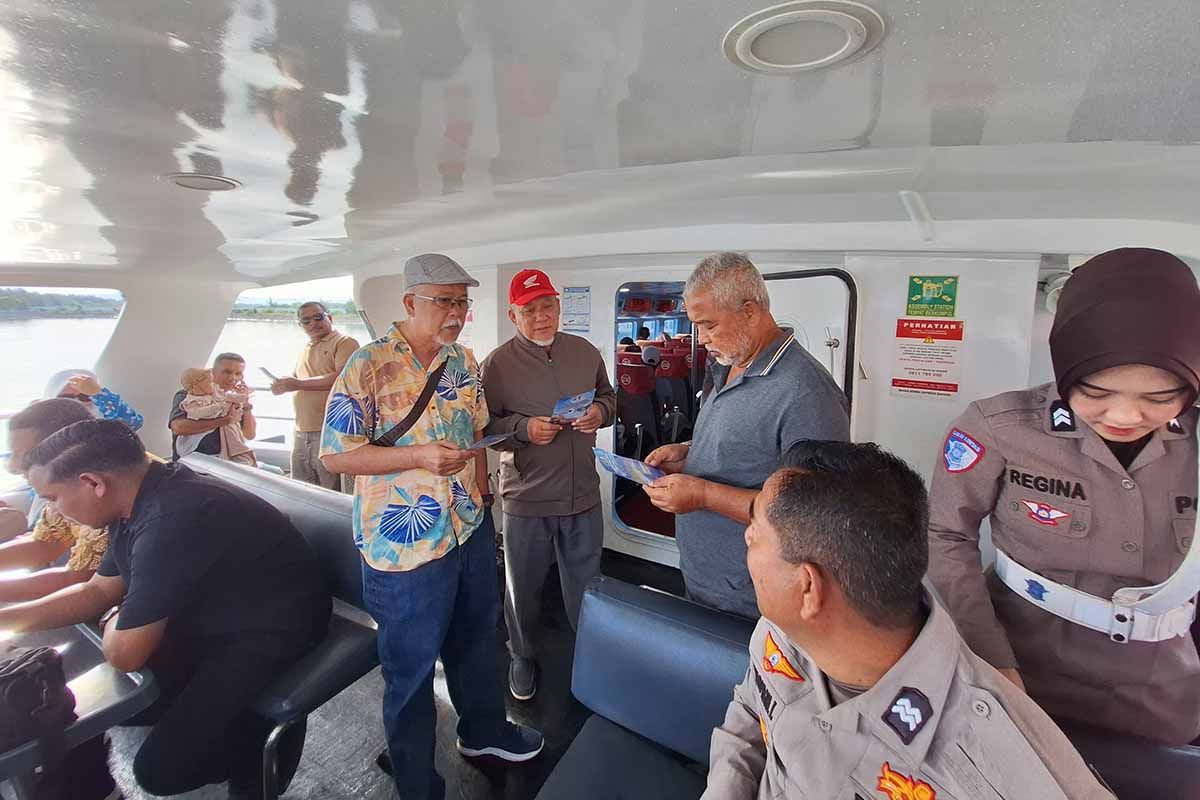 Polda Aceh edukasi tertib lalu lintas kepada penumpang kapal