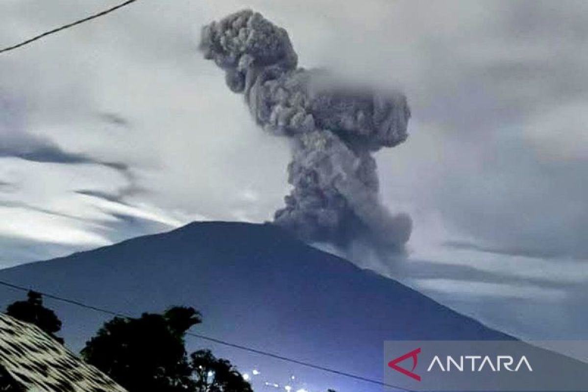 Gunung Marapi Sumbar kembali erupsi dengan abu capai 700 meter