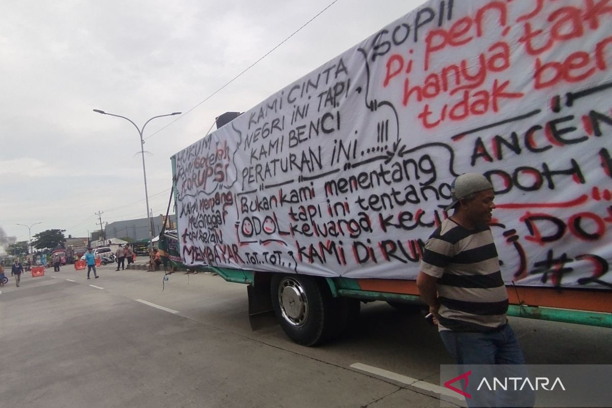 Ratusan sopir truk demo tuntut revisi aturan ODOL di Jateng