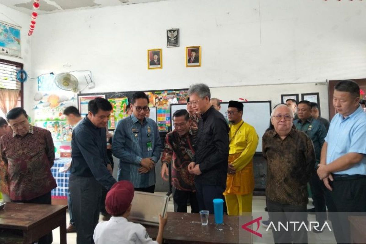 Chinese ambassador observes free nutritious meal program in Medan
